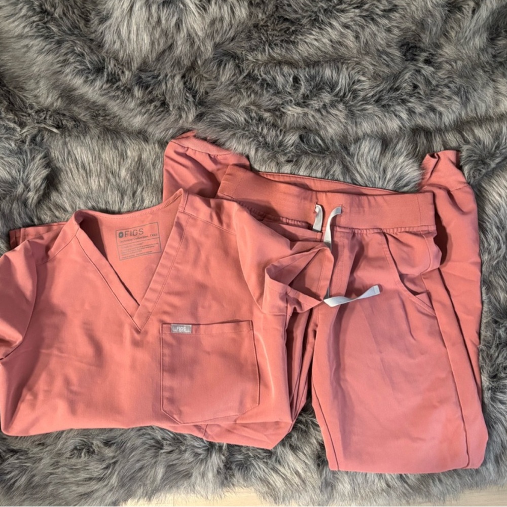 Figs Women's Mauve Scrub Set